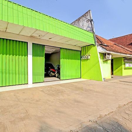 Spot On 91521 Mayong Guesthouse Jepara Exterior foto