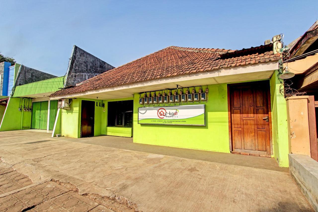 Spot On 91521 Mayong Guesthouse Jepara Exterior foto