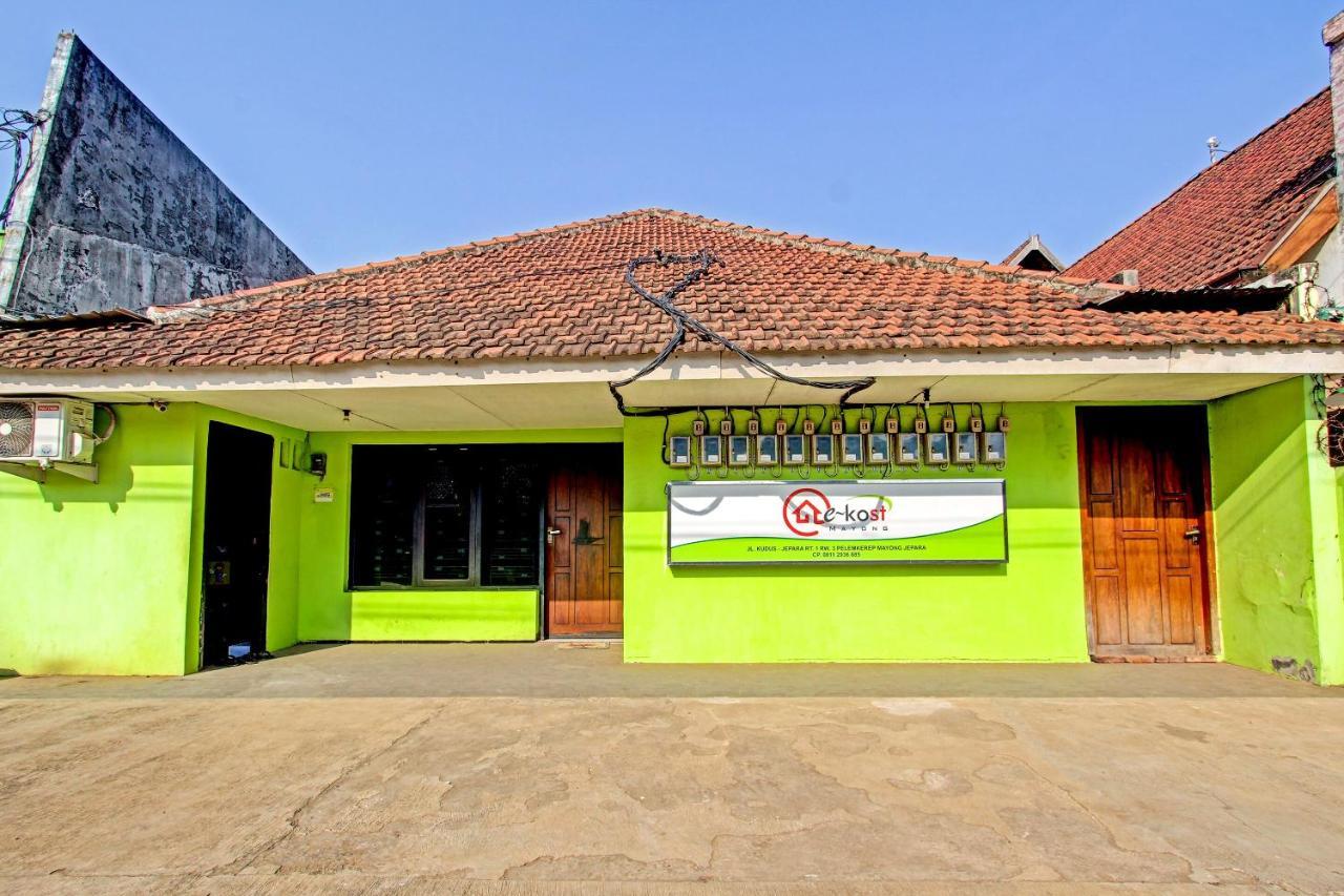 Spot On 91521 Mayong Guesthouse Jepara Exterior foto